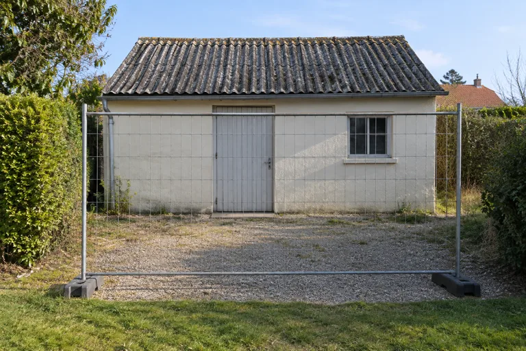 Simulation d’un chantier de toiture organisé et délimité